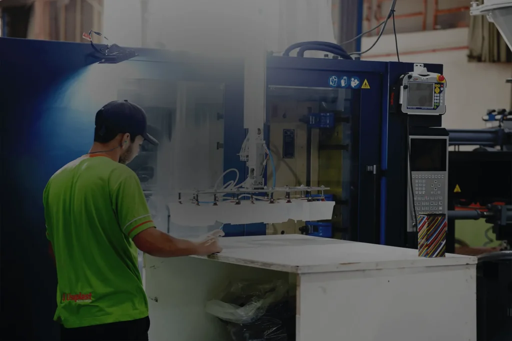 Técnico da Usiplast acompanhando o processo de injeção na injetora